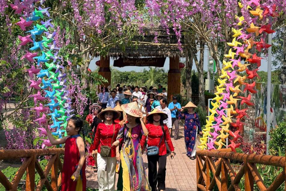 Du khách du xuân tại Sông Hậu Farm. Ảnh: Tạ Quang