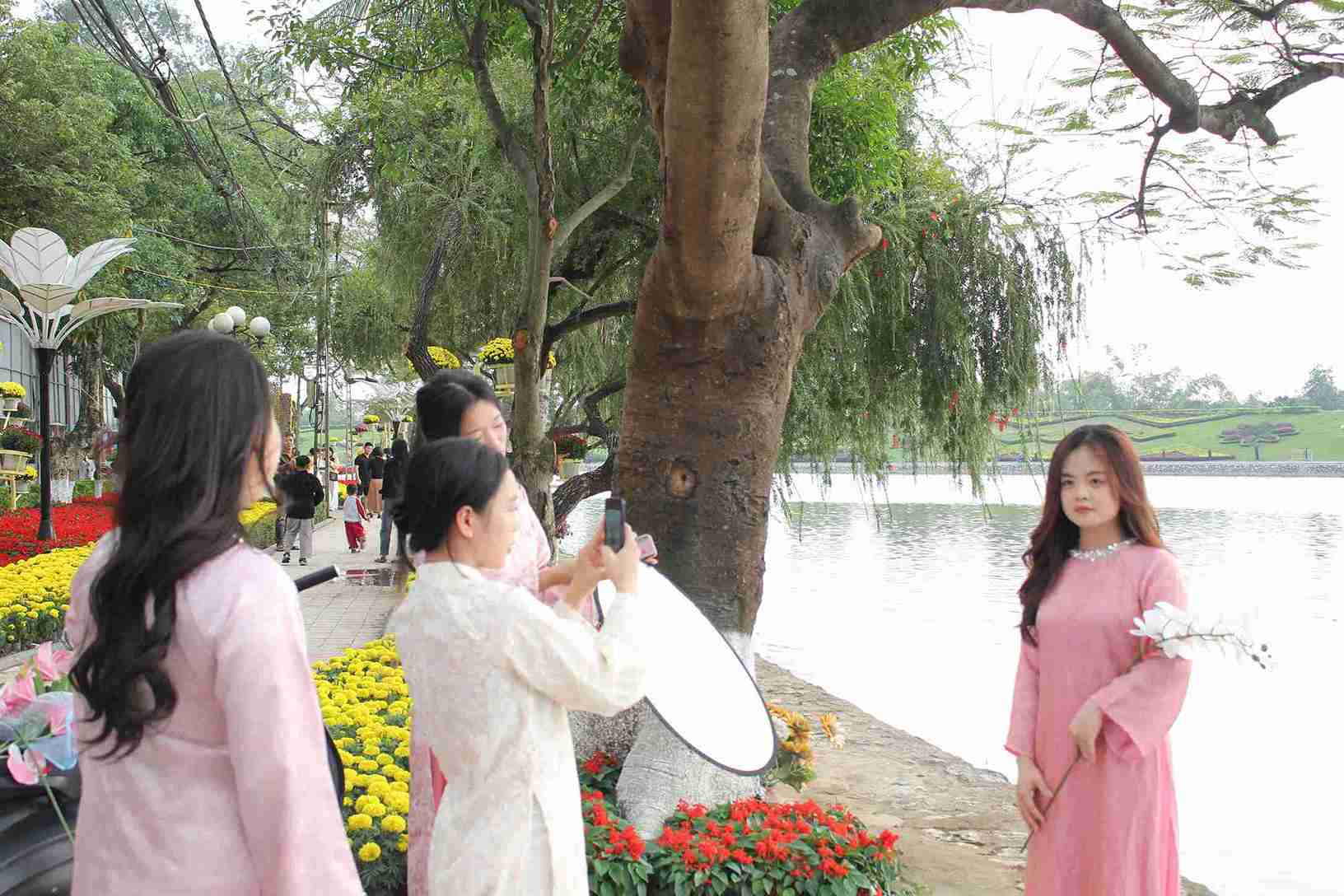 Không gian đường hoa Hồ Bán Nguyệt trở thành điểm đến đông người dịp cận Tết.