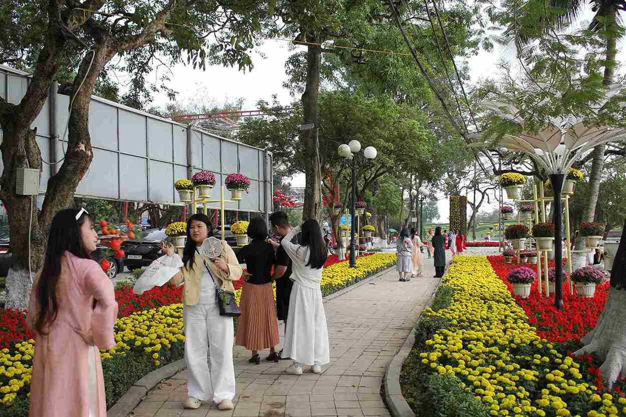 Đường hoa ven Hồ Bán Nguyệt thu hút đông người dân, gia đình và giới trẻ đến dạo chơi, chụp ảnh trong những ngày cận Tết.