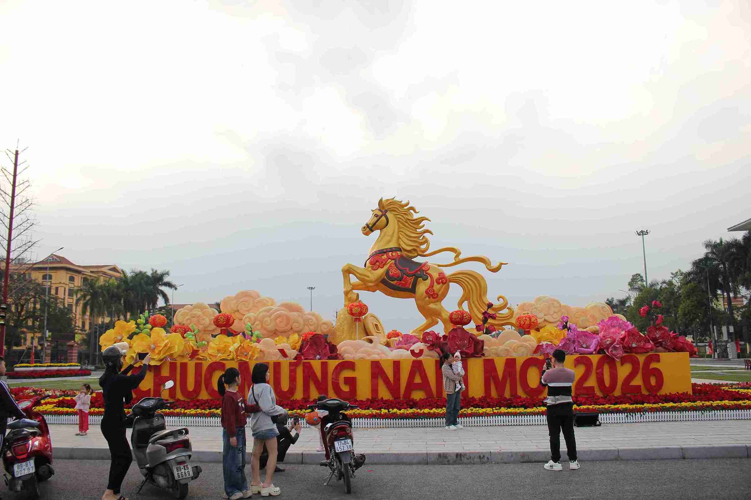 Linh vật ngựa tại quảng trường trung tâm thu hút người dân tham quan, chụp ảnh dịp cận Tết.