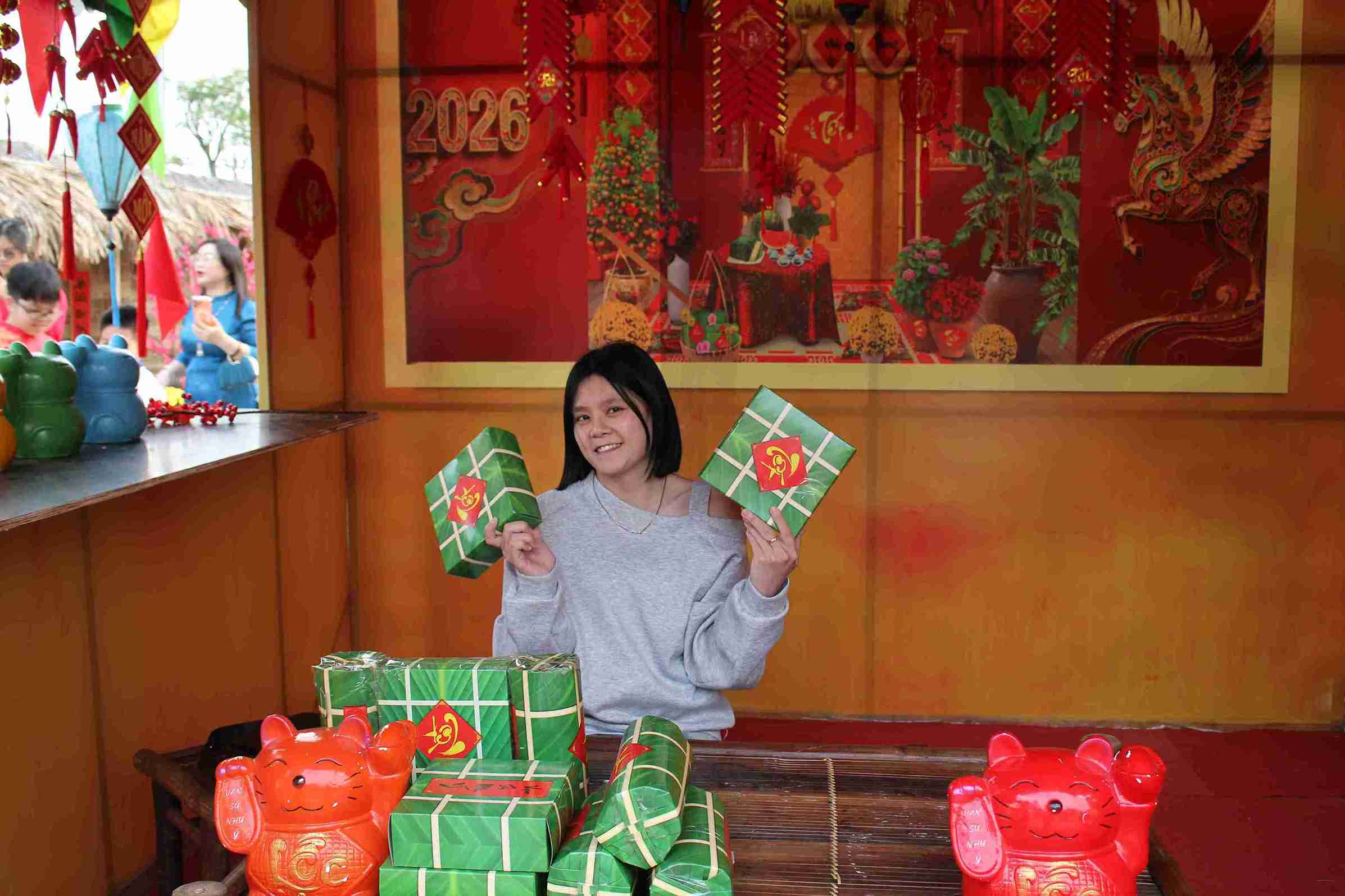 Chị Trần Thúy Vân chụp ảnh tại không gian Tết trong khuôn viên Bảo tàng Hưng Yên.