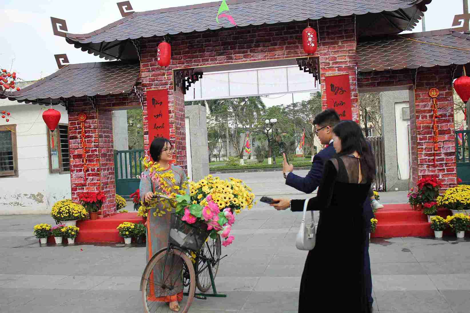 Không gian Tết tại Bảo tàng Hưng Yên thu hút người dân, gia đình đến tham quan.