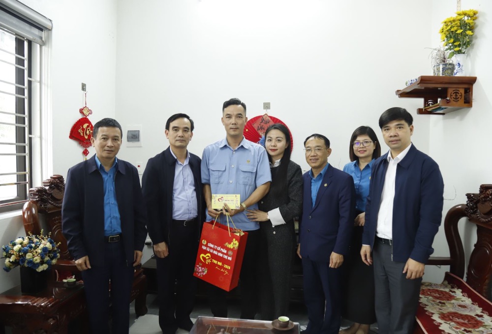 Mr. Le Thanh Xuan - Member of the Presidium of the Vietnam General Confederation of Labour, Chairman of the Vietnam National Coal - Mineral Industries Trade Union (2nd from the left) presents Tet gifts to workers in difficult circumstances. Photo: TKV Trade Union