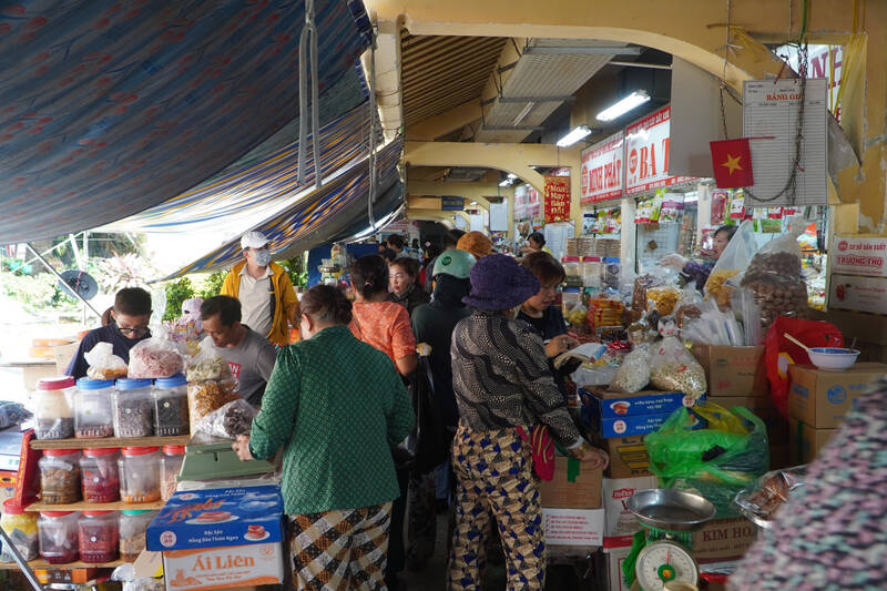 Hiếm hoi một vài sạp đông đúc khách vì nằm ở vị trí thuận lợi. Ảnh: Hạ Mây 