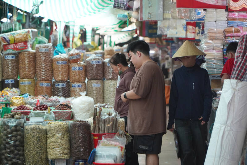 Lượng khách đến chợ không chen chúc như mọi năm. Ảnh: Hạ Mây