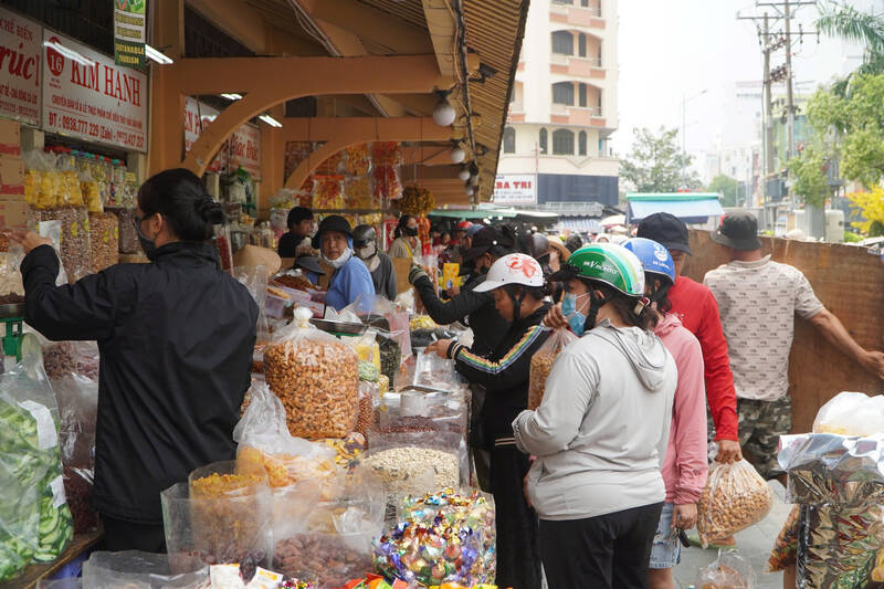 Một cửa hàng nằm ngay mặt tiền chợ đông đúc khách. Ảnh: Hạ Mây