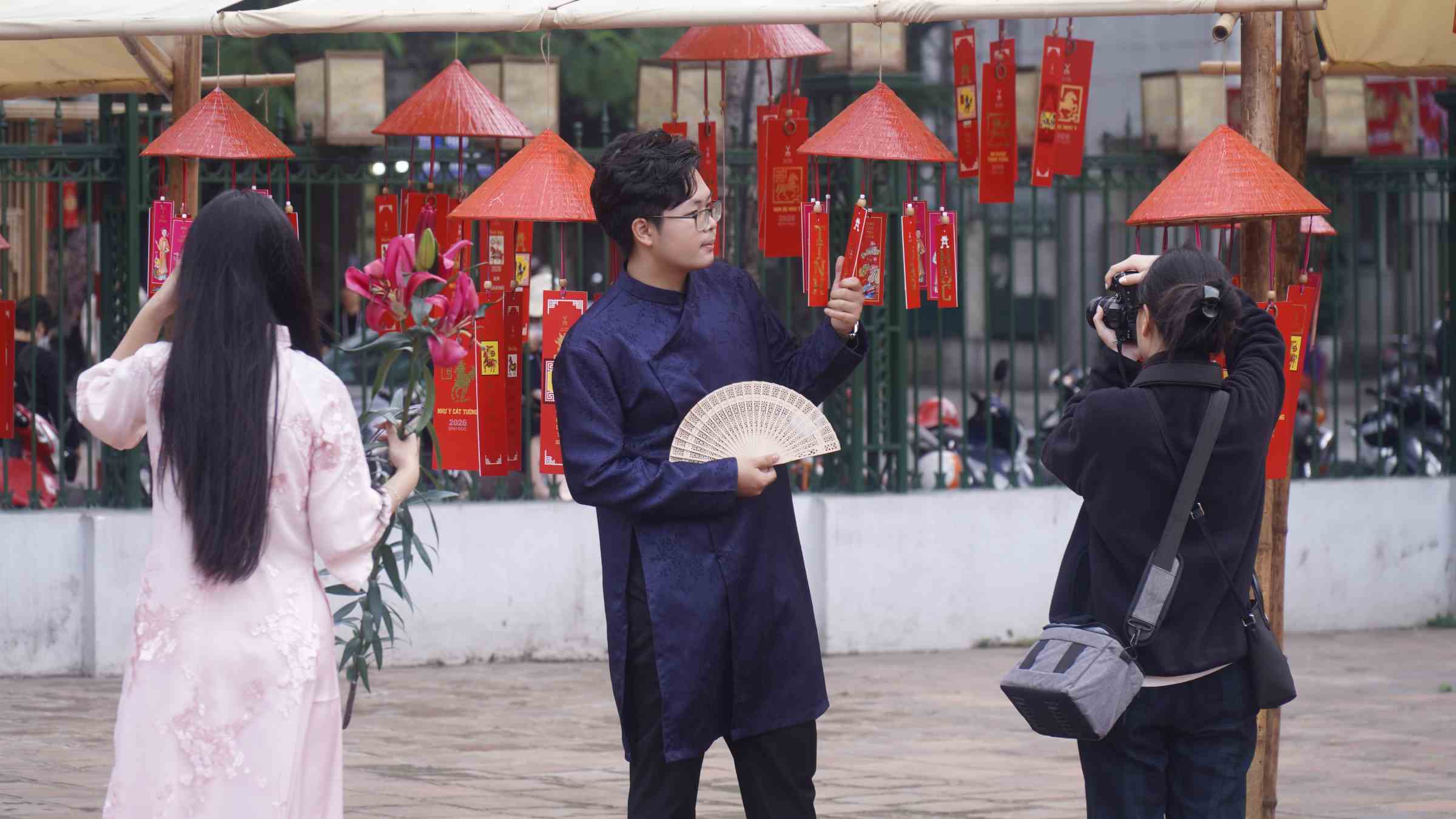 Các bạn trẻ rạng rỡ trong sắc áo dài, đón Tết thật truyền thống. Ảnh: Minh Vũ