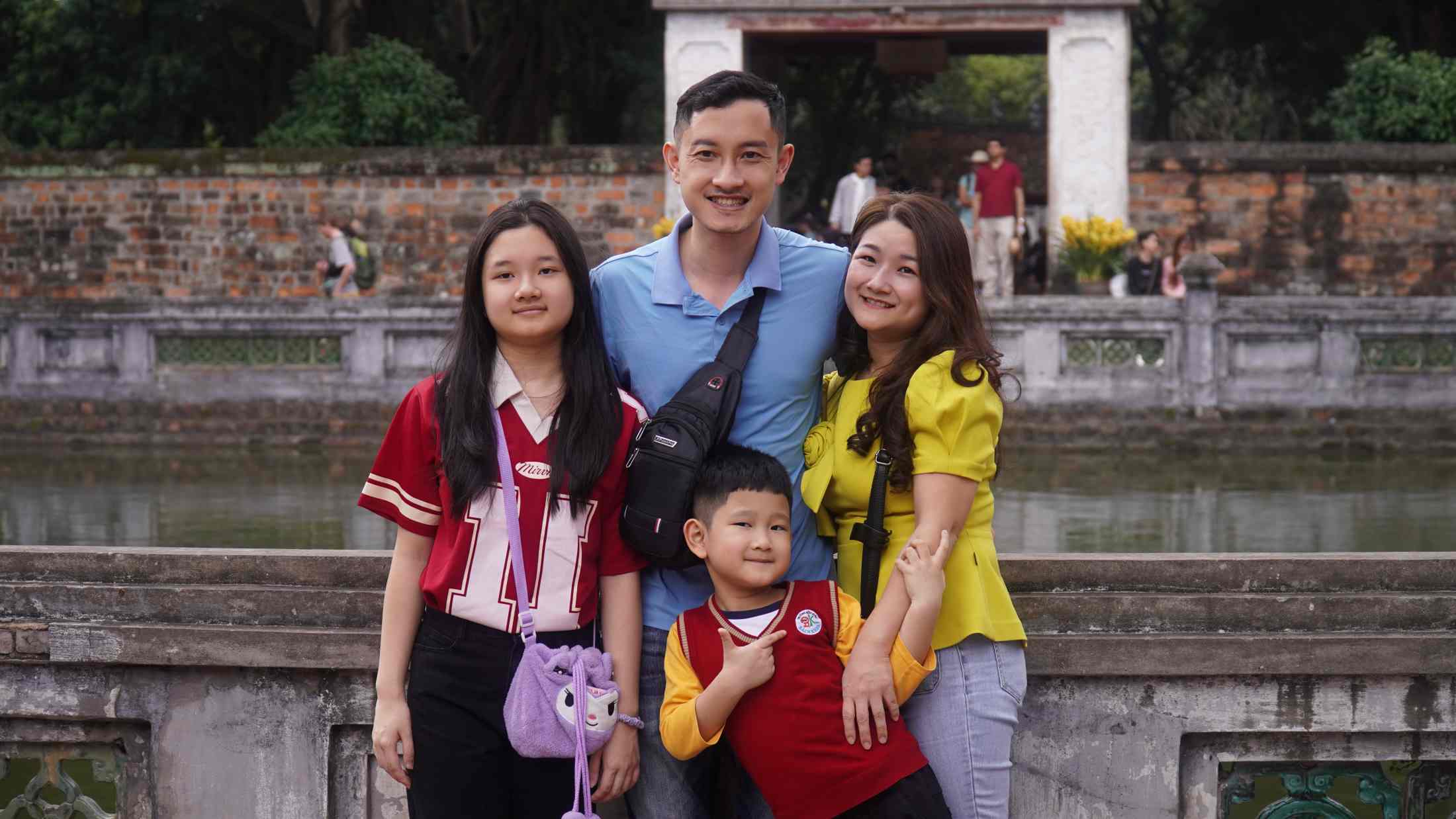 Gia đình anh Trí cùng nhau du xuân tại Văn Miếu - Quốc Tử Giám, hòa mình vào không khí Tết rộn ràng và lưu lại những khoảnh khắc ý nghĩa đầu năm mới. Ảnh: Minh Vũ