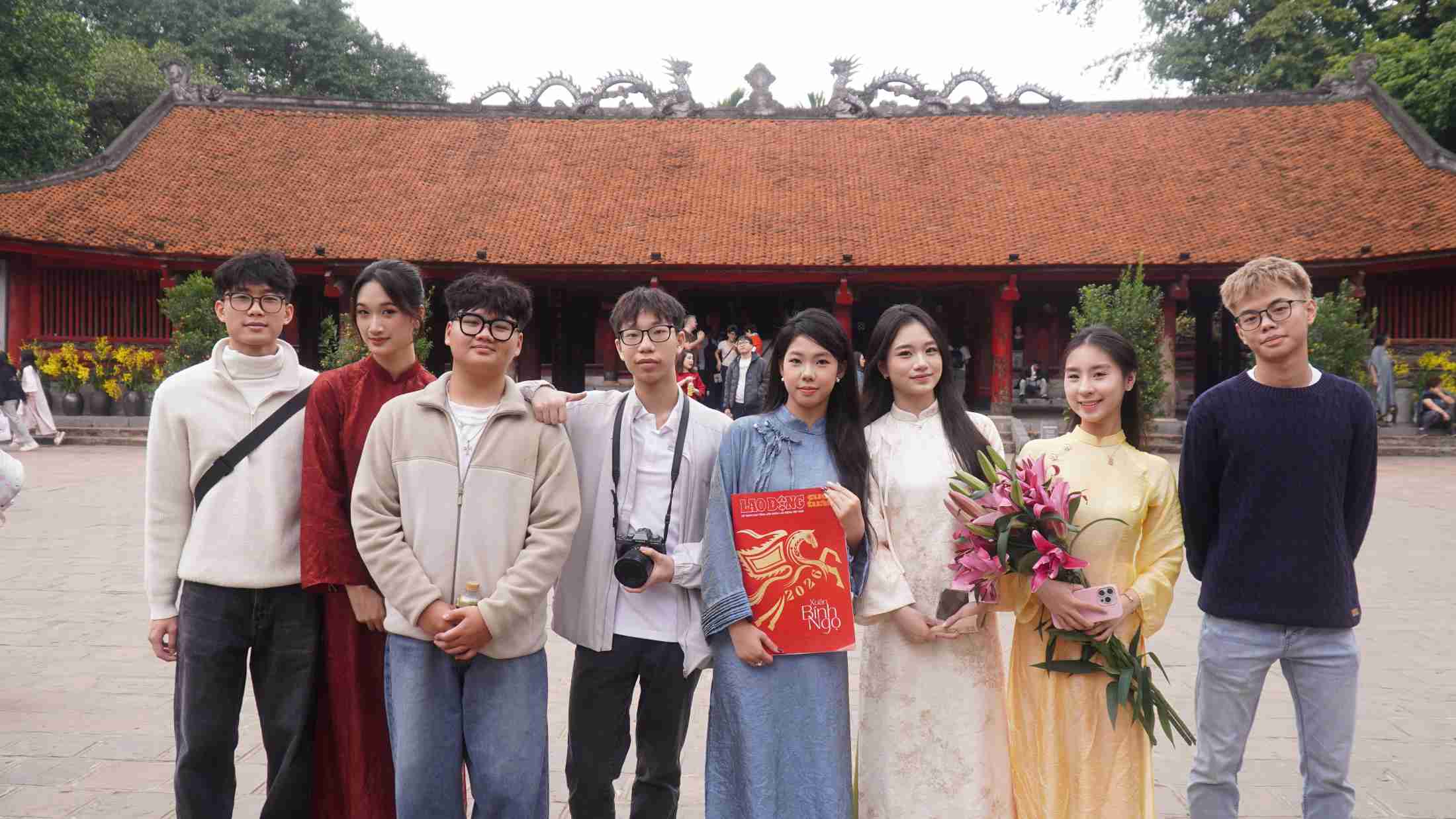 Nhóm bạn Mai Hương chia sẻ, năm ngoái các bạn đã chọn khu vực Hồ Gươm để chụp ảnh Tết, vì vậy năm nay quyết định đổi địa điểm sang Văn Miếu. Theo Mai Hương, không gian nơi đây mang đậm nét văn hóa truyền thống Việt Nam, với kiến trúc cổ kính và bề dày lịch sử, rất phù hợp để tôn lên vẻ đẹp duyên dáng của tà áo dài khi lên hình. Ảnh: Minh Vũ