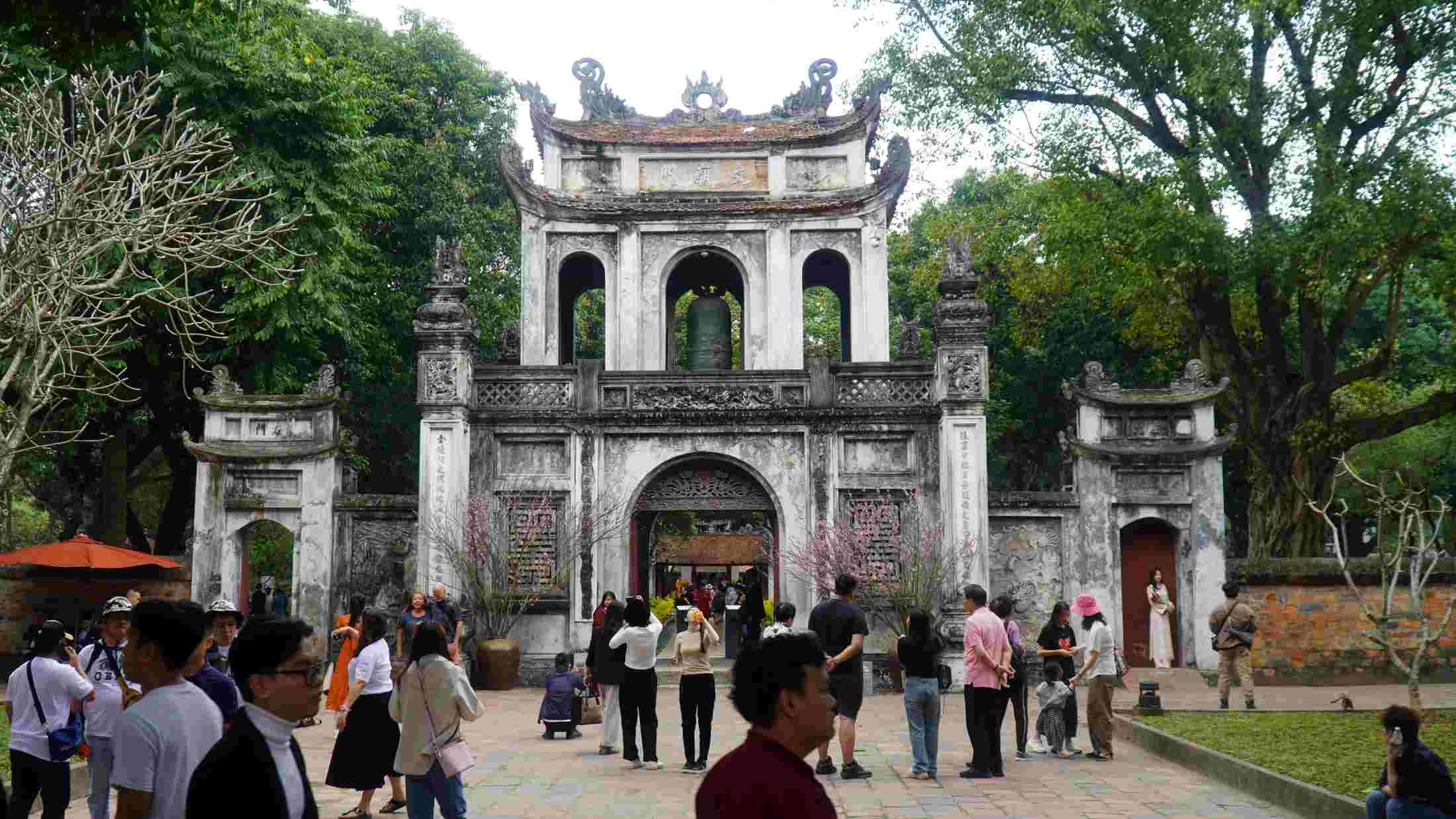 Văn Miếu - Quốc Tử Giám trở thành điểm hẹn thu hút đông đảo người dân dịp cuối năm. Ảnh: Minh Vũ 