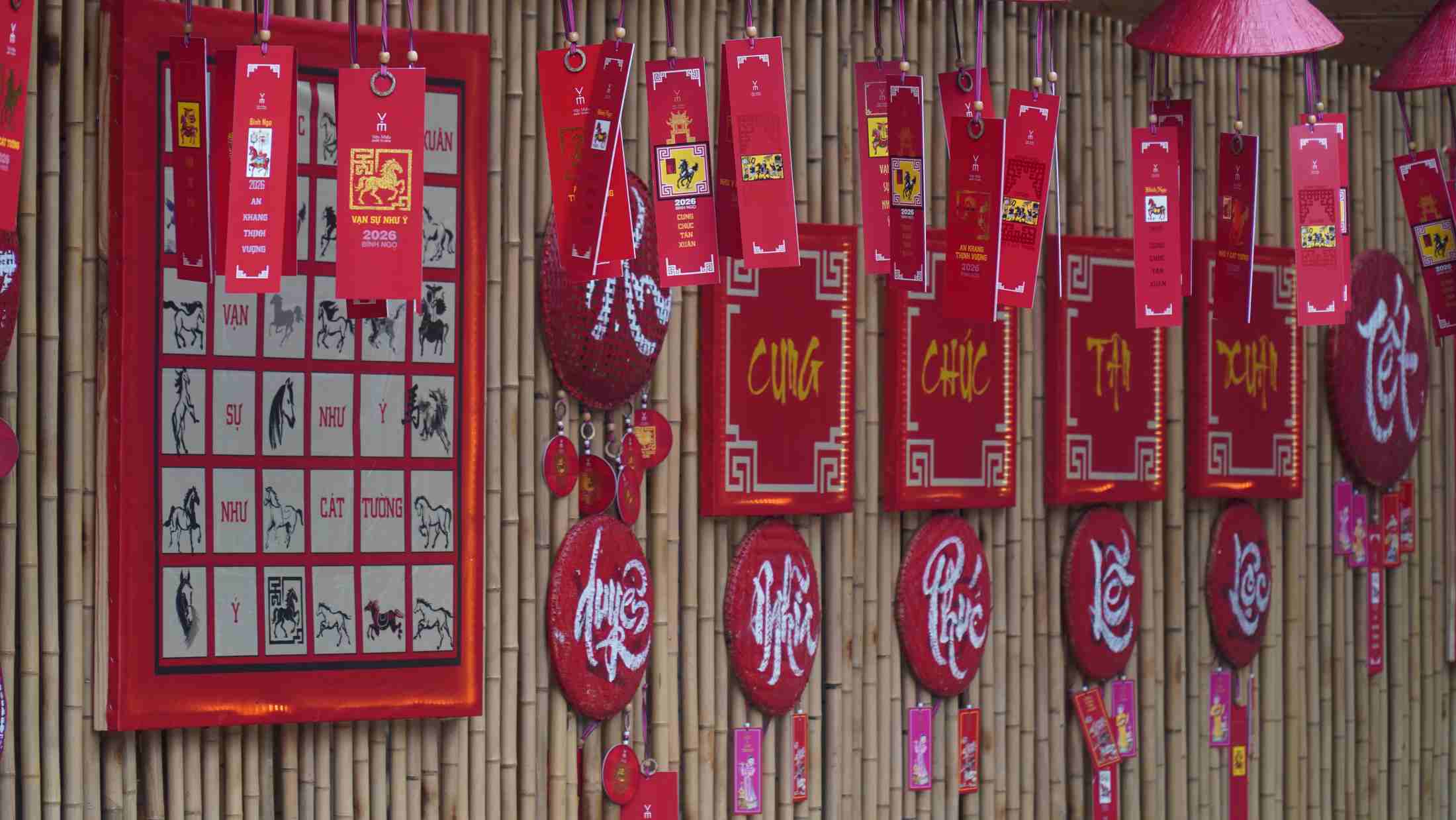 Địa điểm check in đậm chất Tết thu hút người dân tới chụp ảnh. Ảnh: Minh Vũ 