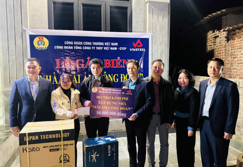 Leaders of the Vietnam Trade and Industry Union presented the family of union member Hoang Van Tran with an air cooler worth 3 million VND, and the Vietnam Steel Corporation Trade Union also presented the family with a ceiling fan worth 2 million VND. Photo: Thuy Linh