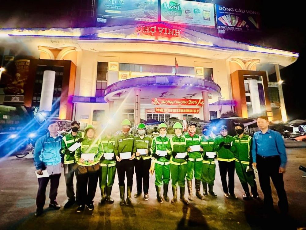 The Trade Union of Truong Vinh ward directly presented 60 gifts to workers on duty before, during and after New Year's Eve. Photo: Nghe An Trade Union