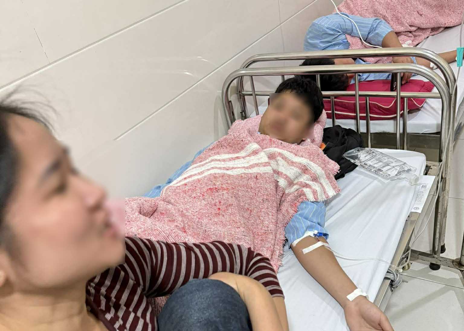 After many customers who ate bread at An Nhien restaurant (Tan Phu commune, Nghe An) had to be hospitalized for treatment with suspected symptoms of food poisoning, this restaurant was suspended from operation. Photo: Ngoc Anh