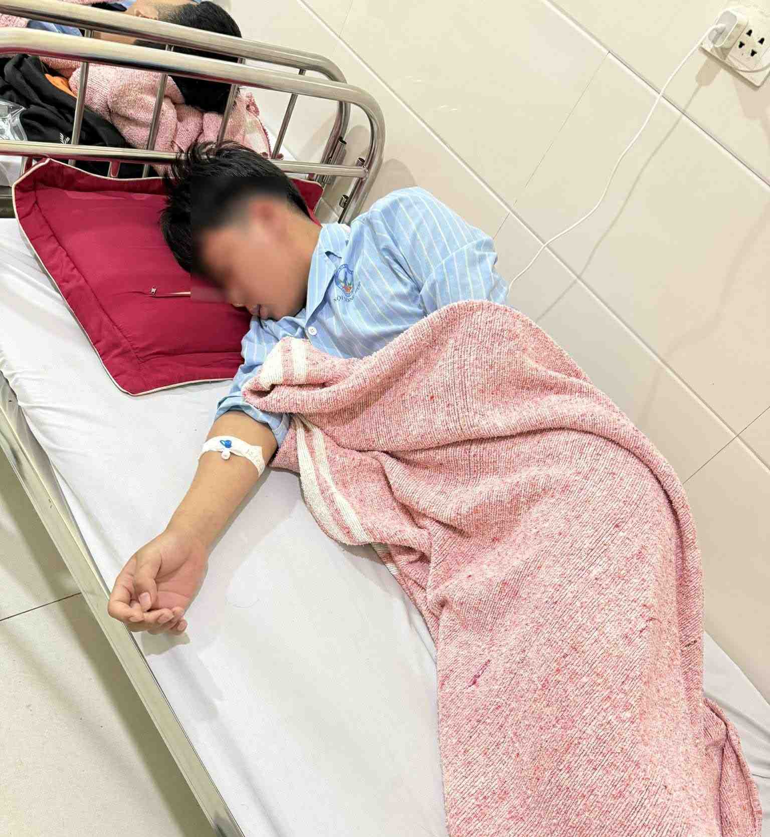 Công an đã vào cuộc xác minh vụ nghi ngộ độc bánh mì ở xã Tân Phú sau khi nhiều phải nhập viện điều trị. Ảnh: Ngọc Anh