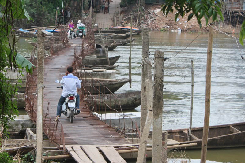 A pontoon bridge across the Day River in Hanoi. Photo: Dinh Luyen