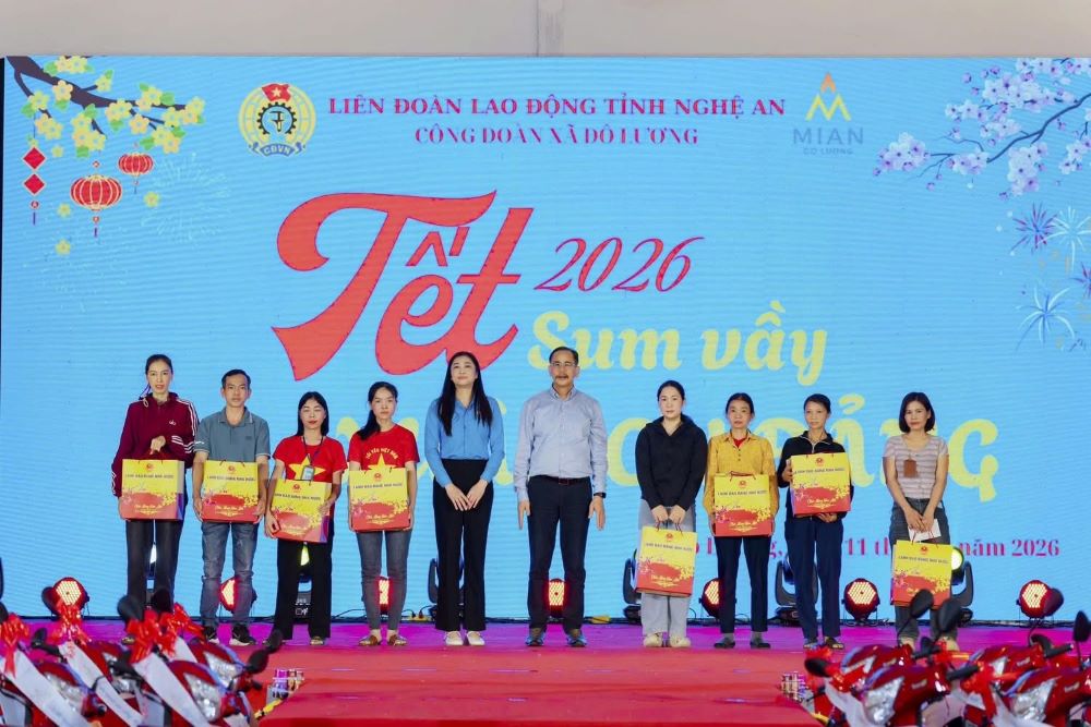Do Luong Commune Trade Union and Minh Anh Do Luong Garment Company presented 160 Tet gifts to union members and workers in difficult circumstances during the warm Tet Reunion. Photo: Nghe An Trade Union