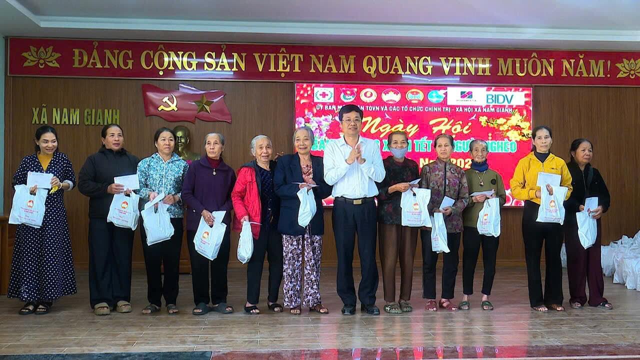 남지안면은 어려운 사람들에게 1,000개의 선물을 전달했습니다. 사진: 남지안면 베트남 조국전선위원회