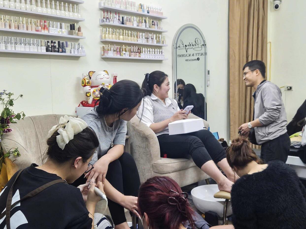 Cận Tết, nhu cầu “làm mới” tăng vọt: gặp gỡ họ hàng, du xuân, chụp ảnh, dự tiệc… nên nhiều người sẵn sàng chờ lâu để kịp có bộ móng đẹp, hàng mi cong đón năm mới. 