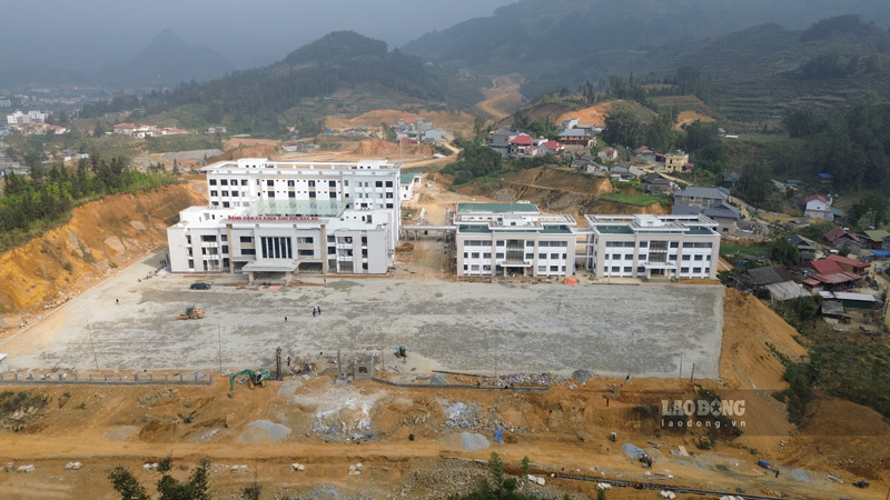Construction sites of Bac Ha and Van Ban hospitals are bustling with construction to soon hand over. Photo: Dinh Dai