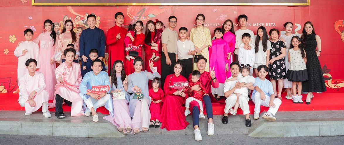 Stars take their children to see the movie "Mui Pho". Photo: Film crew.
