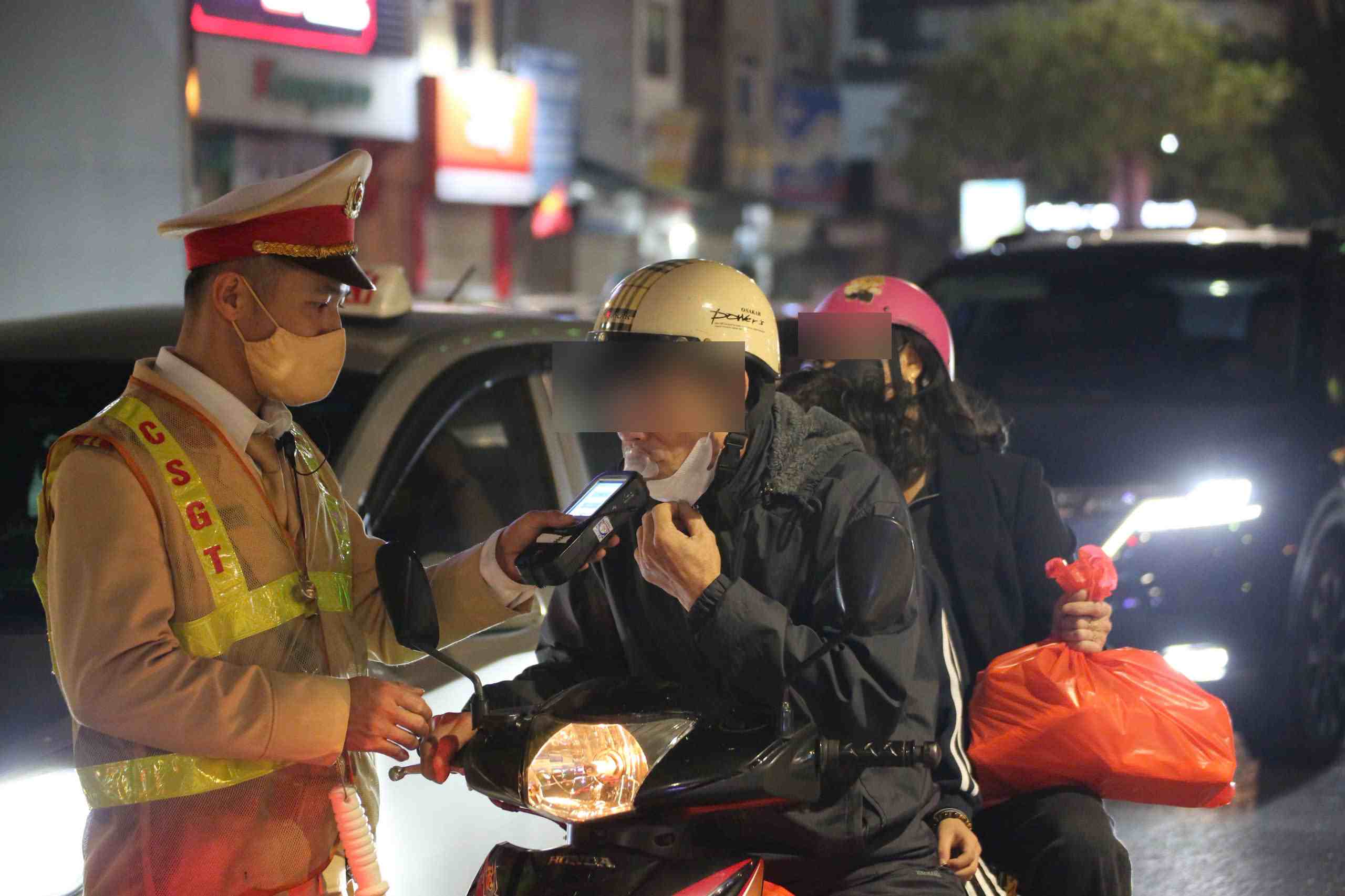 At this time, traffic police continuously detect cases of drivers violating alcohol concentration while carrying whole families on the road. Photo: Tien Ngo