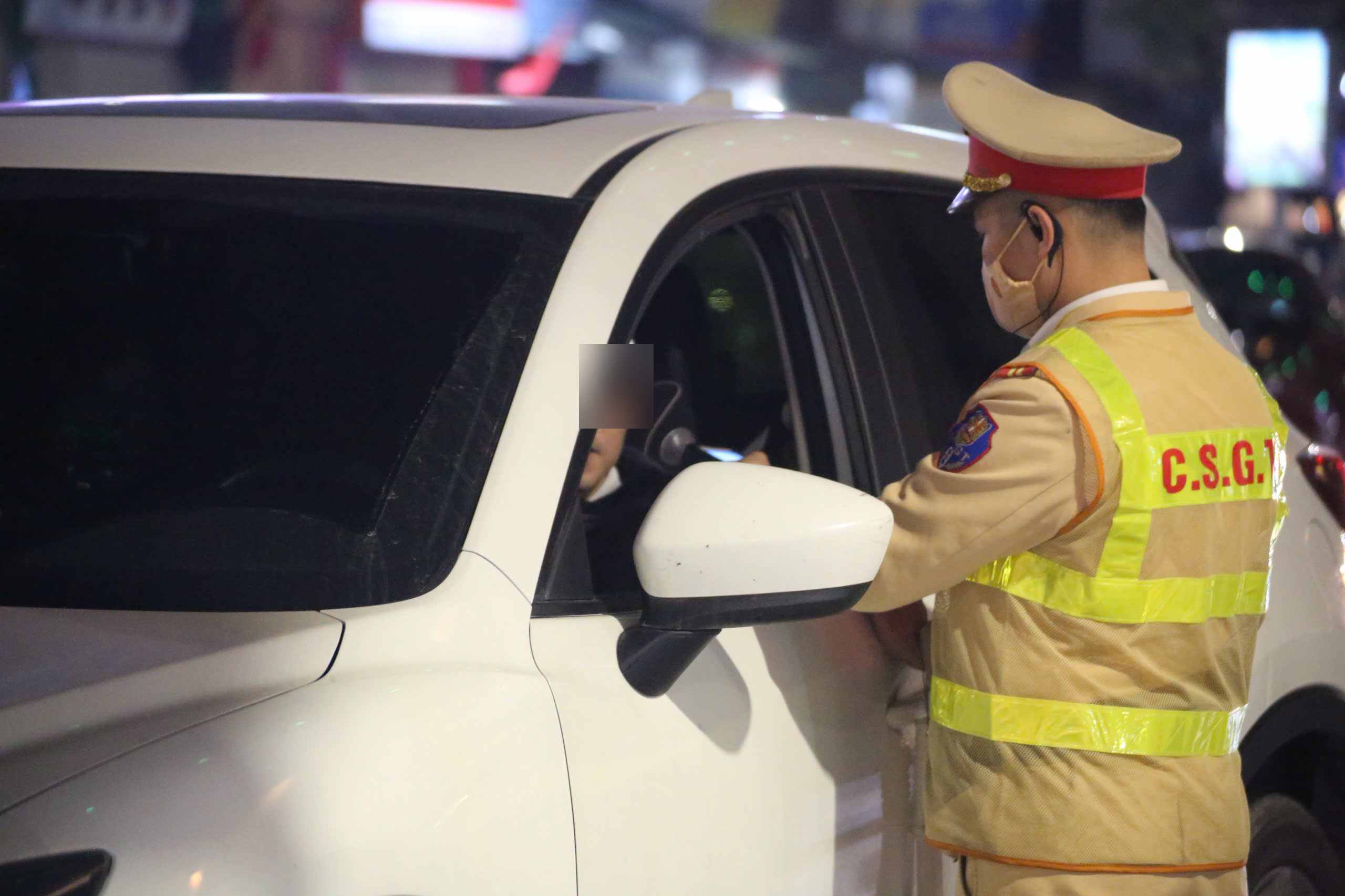 Việc kiểm soát nồng độ cồn được thực hiện với cả người lái ô tô và xe máy. Tuy nhiên, vi phạm tập trung vào người lái xe máy. Ảnh: Tiến Ngô