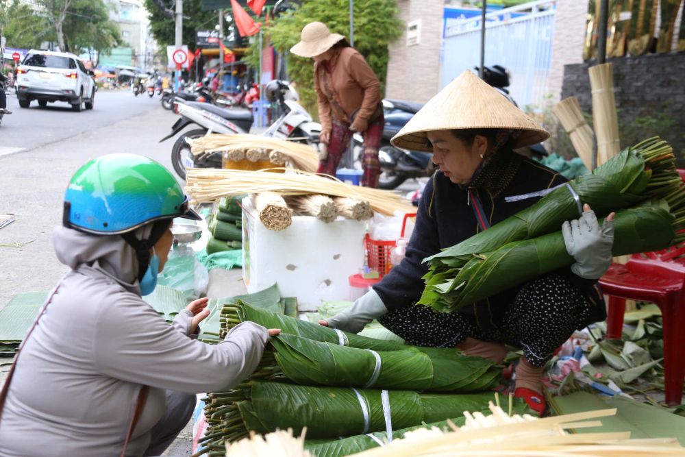 People flock to buy dong leaves at Hai Phong street market (Da Nang City) to wrap banh chung and banh tet near Tet. Photo: Thanh Huyen