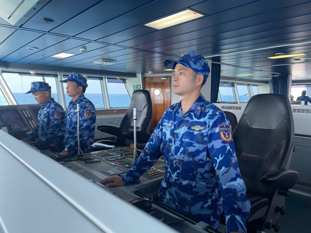 Cán bộ, chiến sĩ Tàu CSB 8005, Hải đoàn 42, Bộ Tư lệnh Vùng Cảnh sát biển 4 tăng cường quan sát, nắm tình hình trên biển. 