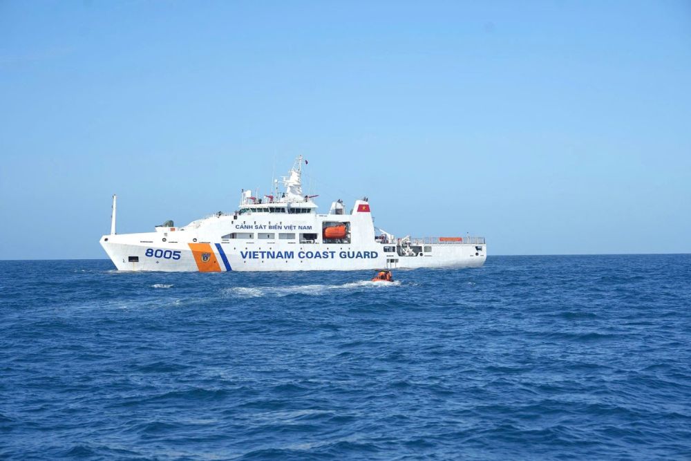 Tàu CSB 8005, Hải đoàn 42, Bộ Tư lệnh Vùng Cảnh sát biển 4 thực hiện nhiệm vụ trên biển. Ảnh: Thái Trung