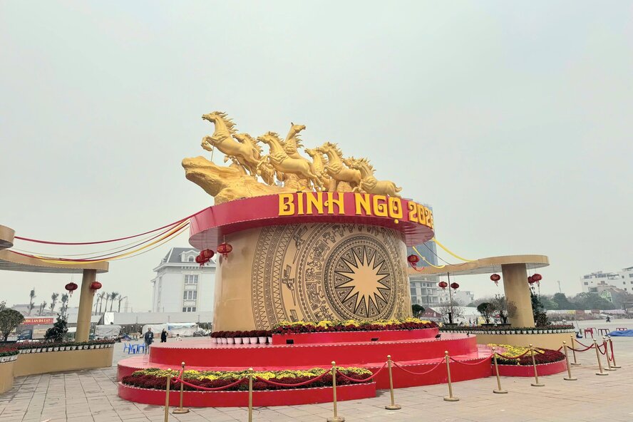 Cụm linh vật ngựa tại Quảng trường Hùng Vương. Ảnh: Tô Công.