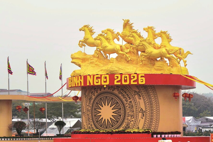 훙브엉 광장에 있는 영물 "마도탄콩"은 비엣찌 지역의 2026년 뗏 빈응오 장식 공간의 하이라이트입니다. 사진: 카잉짱.