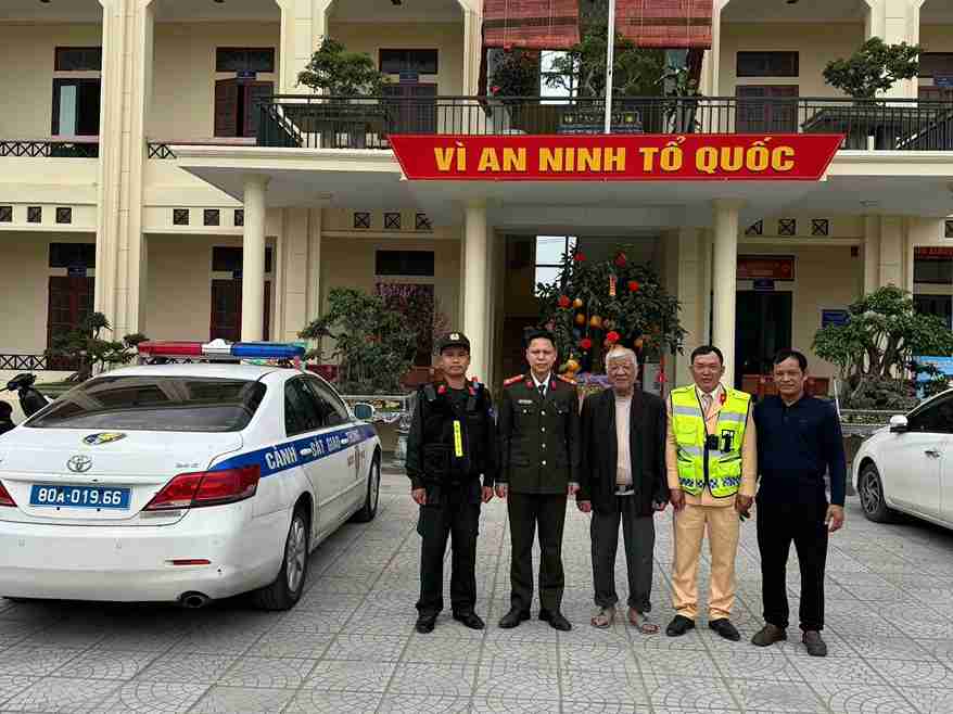 Traffic police help a lost old man return home safely near Tet. Photo: Tran Phu Commune Police
