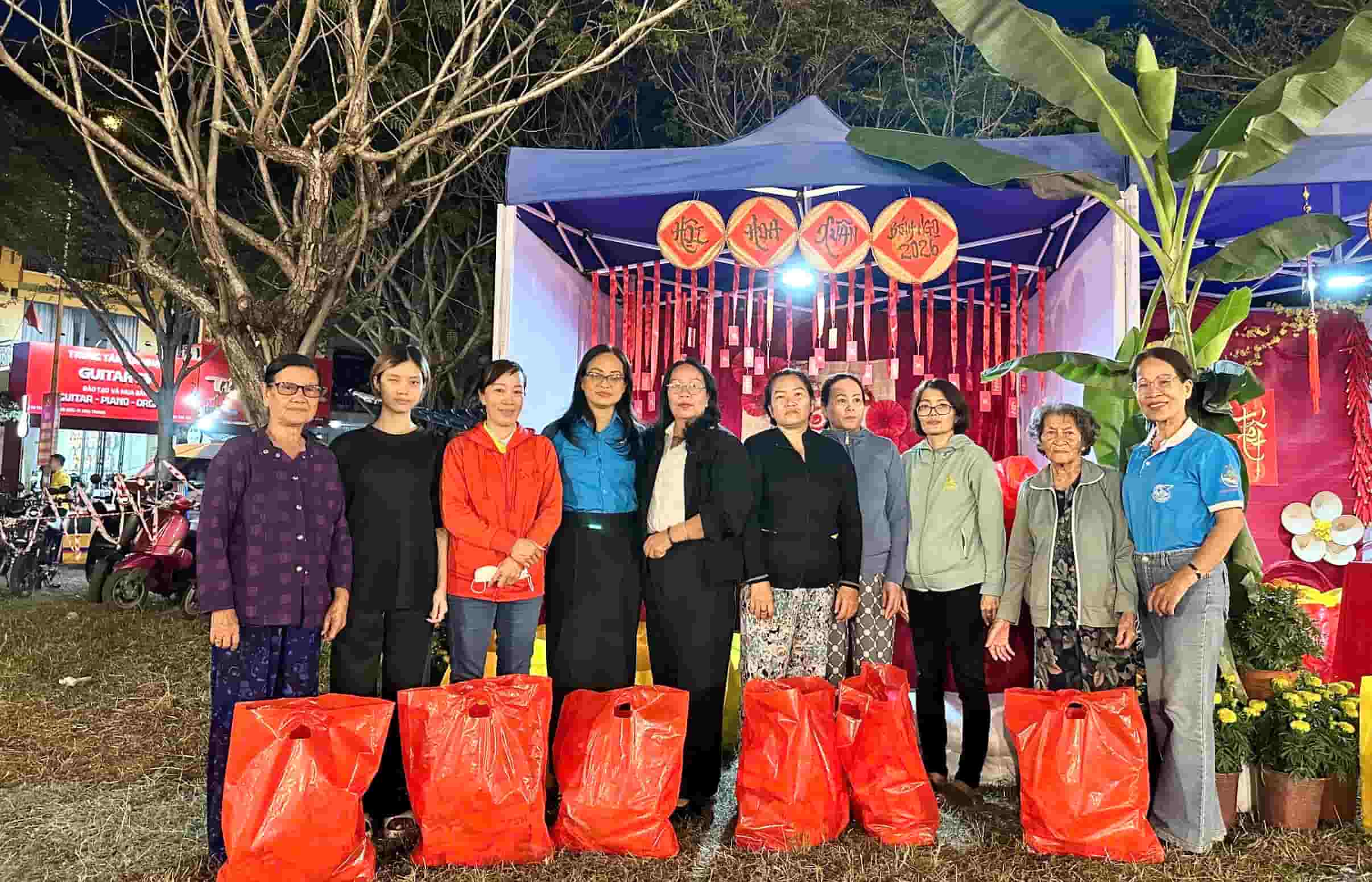 Trade unions take care of Tet for union members and workers in difficult circumstances in Nha Trang. Photo: Thu Huong