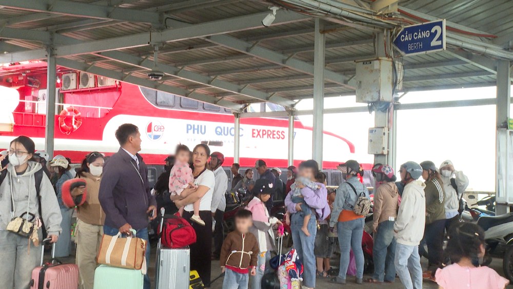 Hành khách chờ lên tàu rời đảo về quê đón Tết. Ảnh: Nam Phương