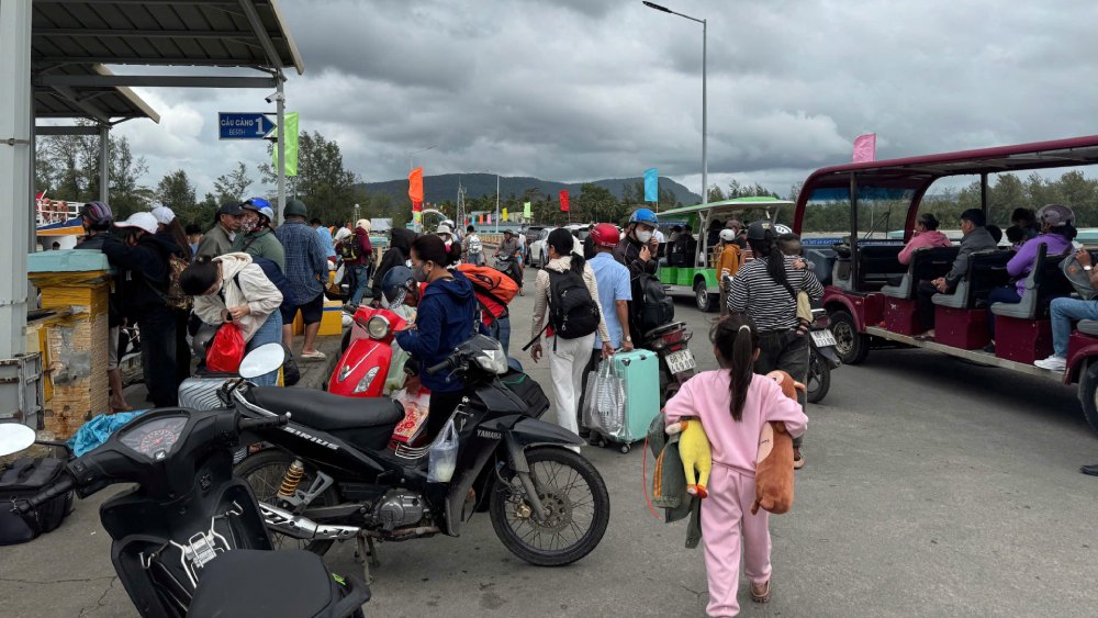 Săn được vé tàu trong những ngày giáp Tết khá khó khăn với nhiều hành khách. Ảnh: Nam Phương