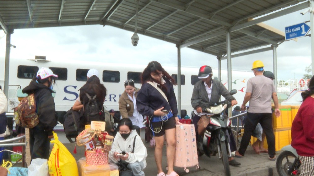 뗏 기간 동안 푸 섬을 드나드는 승객 수가 급증했습니다. 사진: 남프엉