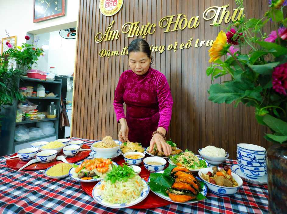 Bà Hòa bày biện mâm cỗ cúng tất niên. Ảnh: Hải Nguyễn