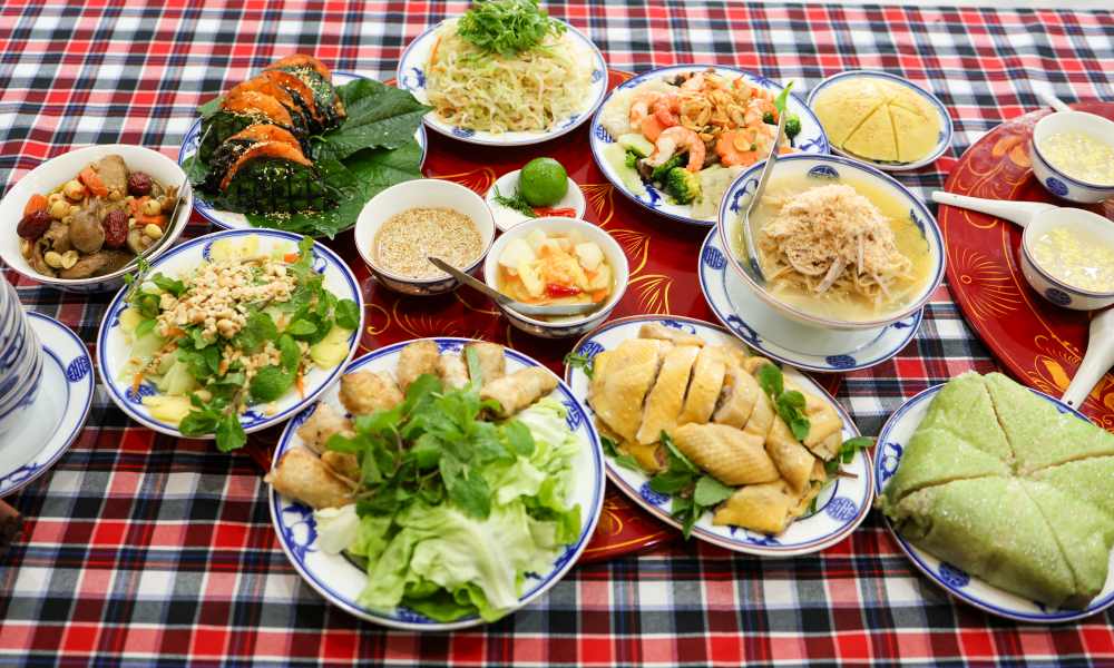 Mâm cỗ truyền thống tại Bát Tràng. Ảnh: Hải Nguyễn