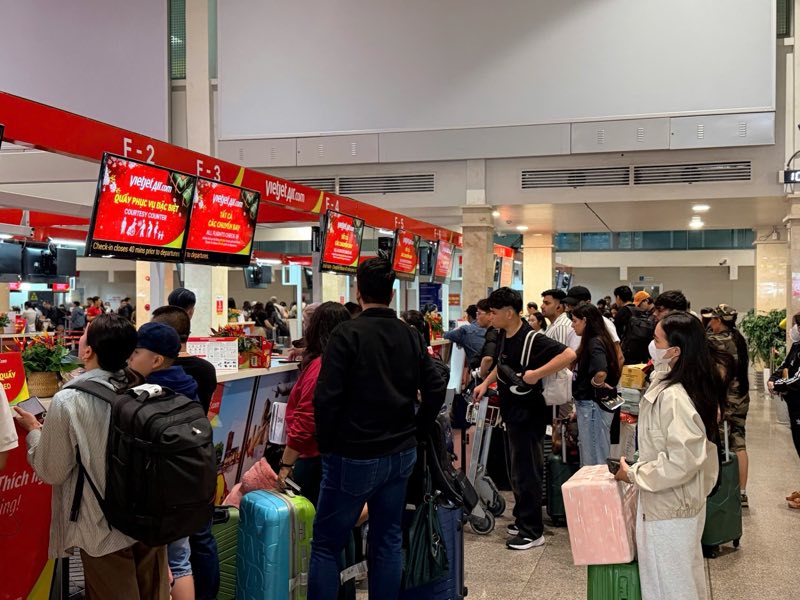 Người dân lỉnh kỉnh valy, quà Tết về quê sum họp với gia đình. Ảnh: Anh Tú