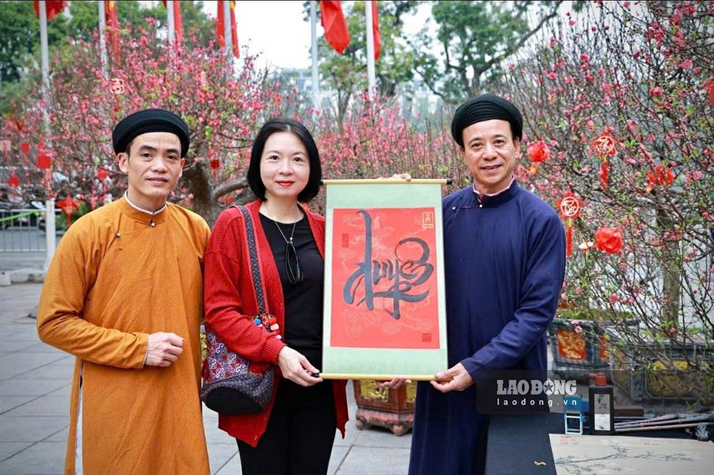 Khách tham quan xin chữ “Duyên” chờ đón năm mới. Ảnh: Thanh Hương