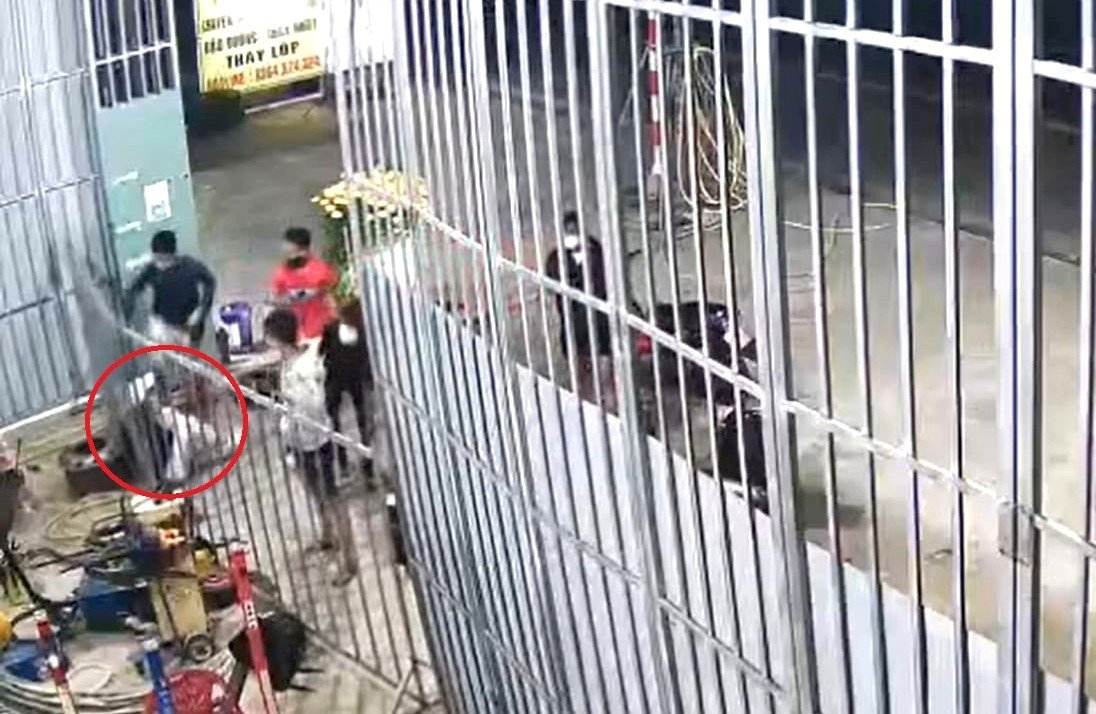 Hiện trường vụ cướp tài sản ở xã Phú Giáo. Ảnh cắt clip công an cung cấp