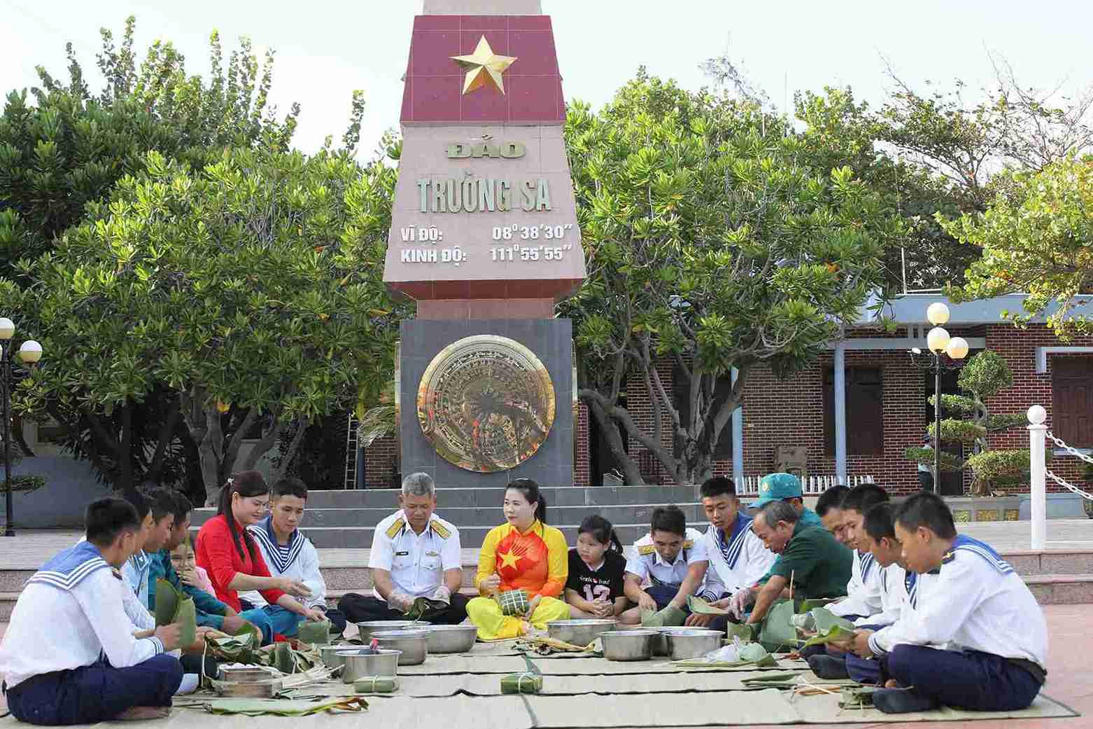Soldiers and people on Truong Sa Island together wrap Chung cake for Tet. Photo: Doan Truong