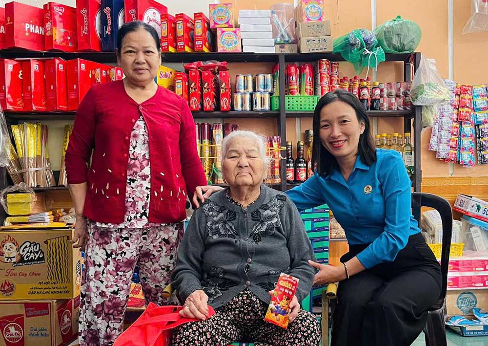 Dien Ban Ward Trade Union, Da Nang presents Tet gifts to elderly people in the area. Photo: Dien Ban Trade Union.