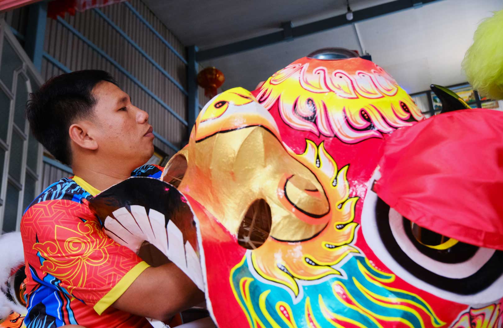 To be ready to return orders for the Binh Ngo Tet 2026, workers in Trung Hung commune have to work overtime day and night, "inflating soul" into each lion head.