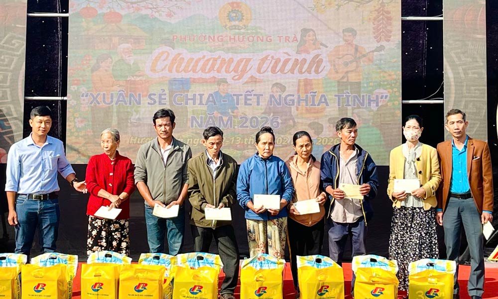 Huong Tra Ward Trade Union, Da Nang coordinates to organize Tet programs for workers in difficult circumstances in the area. Photo: Huong Tra Trade Union.