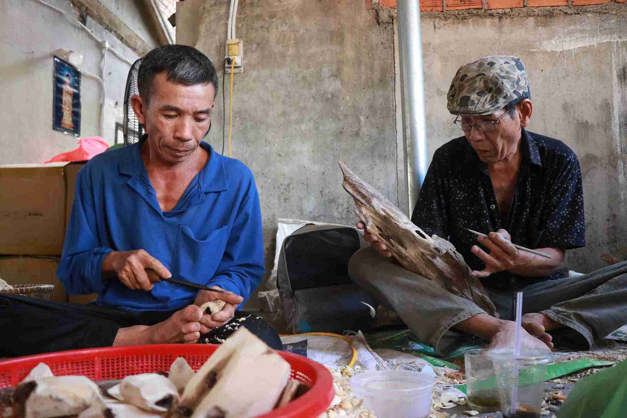 The agarwood processing profession today has had many changes in approaching customers. Photo: Huu Long