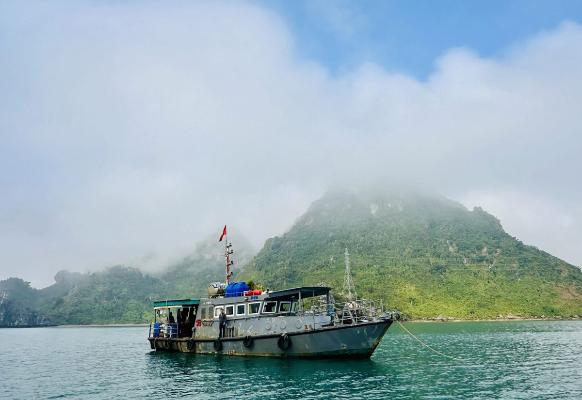 Con tàu công tác, mái nhà hàng ngày, hàng đêm của anh em tổ Cơ động. Ảnh: Yến Đào