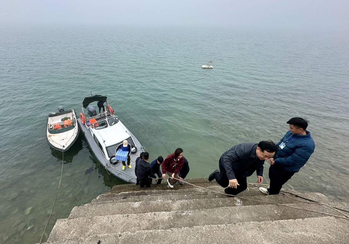 The working delegation arrived at Ba Mun point, Bai Tu Long National Park. Photo: Yen Dao