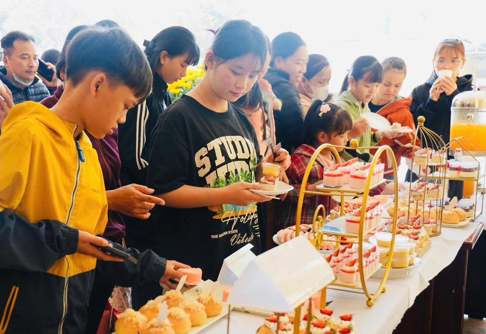 Duy Xuyen Commune Trade Union organizes Tet program for children of union members in difficult circumstances. Photo: Duy Xuyen Trade Union.